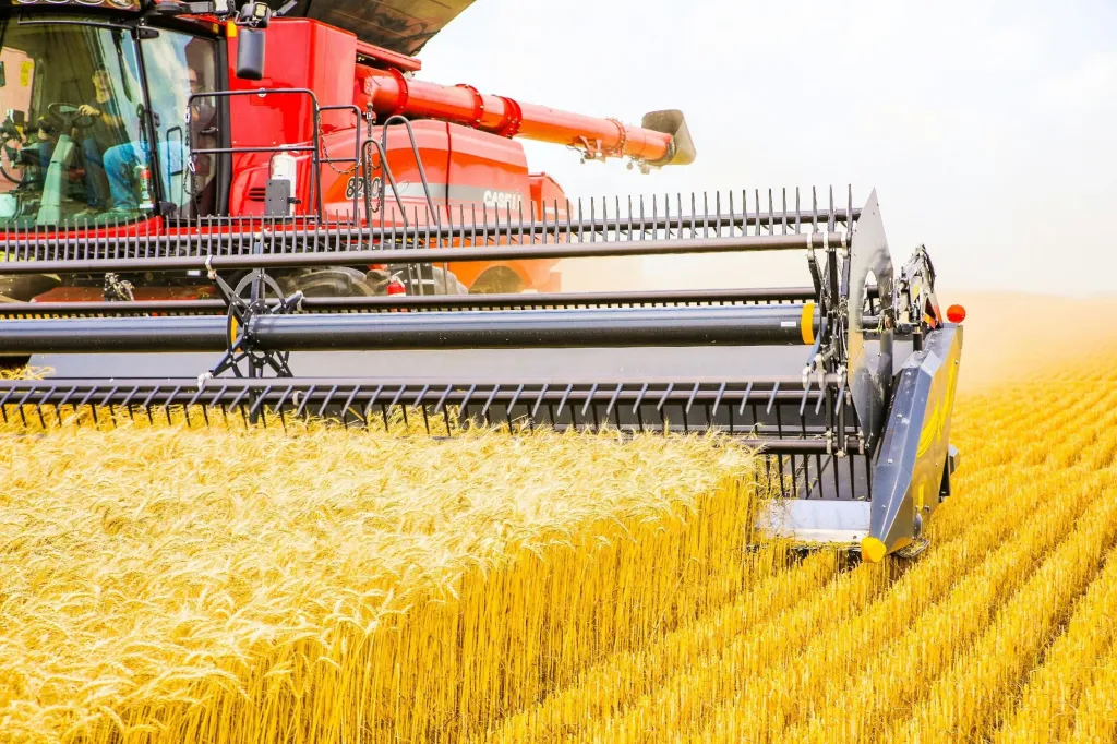 Sklepy rolnicze w praktyce – jak planować zapas części rolniczych przed sezonem?